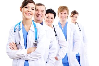 feliz-riendo-doctoras-batas-hospital-fila-scaled